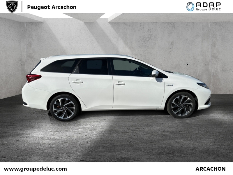 TOYOTA Auris Touring Sports HSD 136h Design